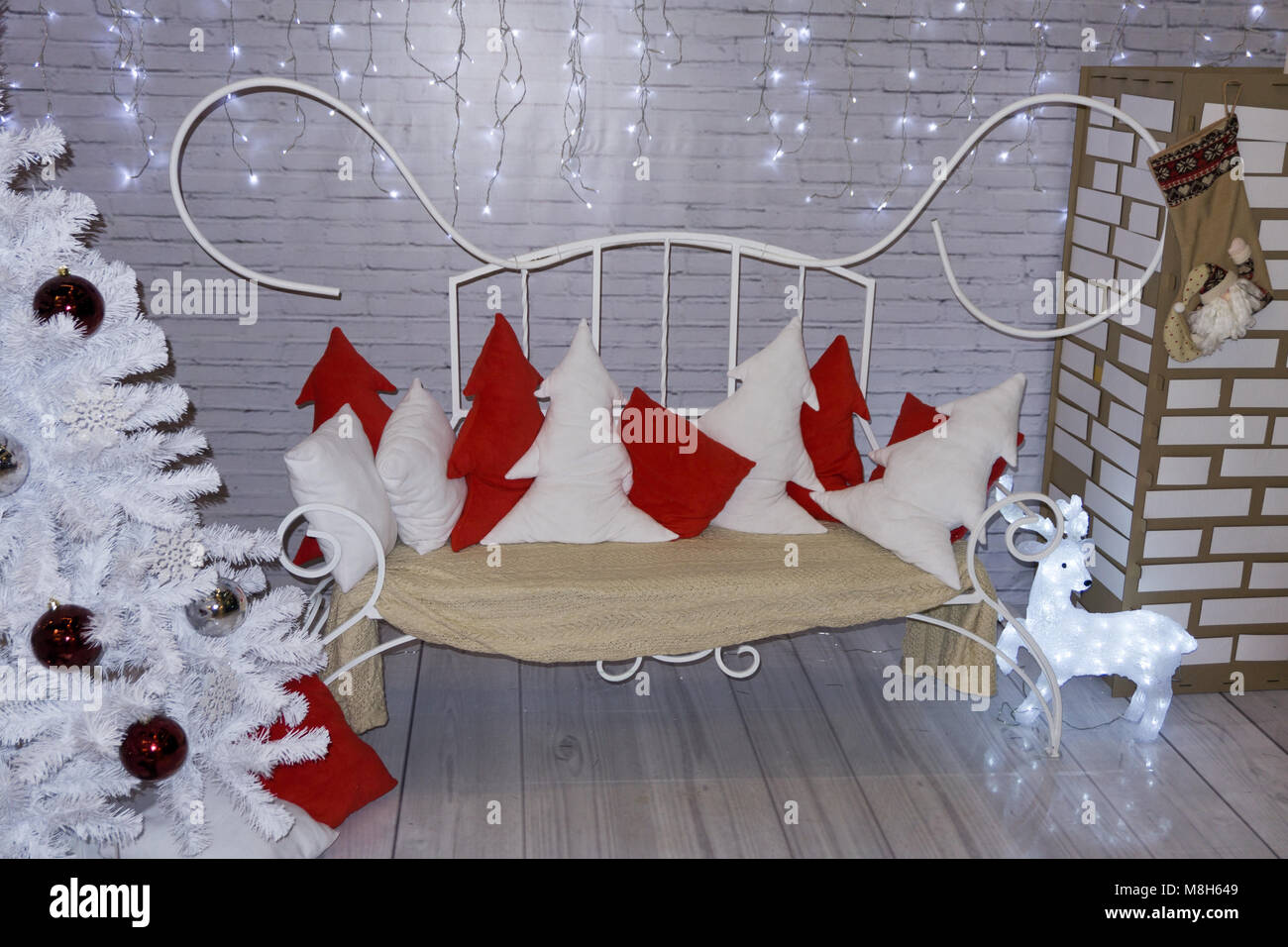 Colorate ultravioletta bollitore e tostapane in apparecchi store a Natale . Foto Stock