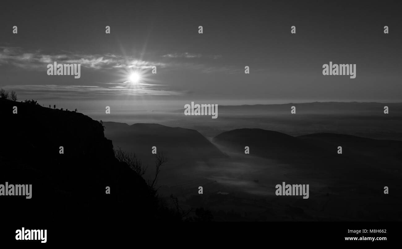 Tramonto con fotografi in una montagna Foto Stock