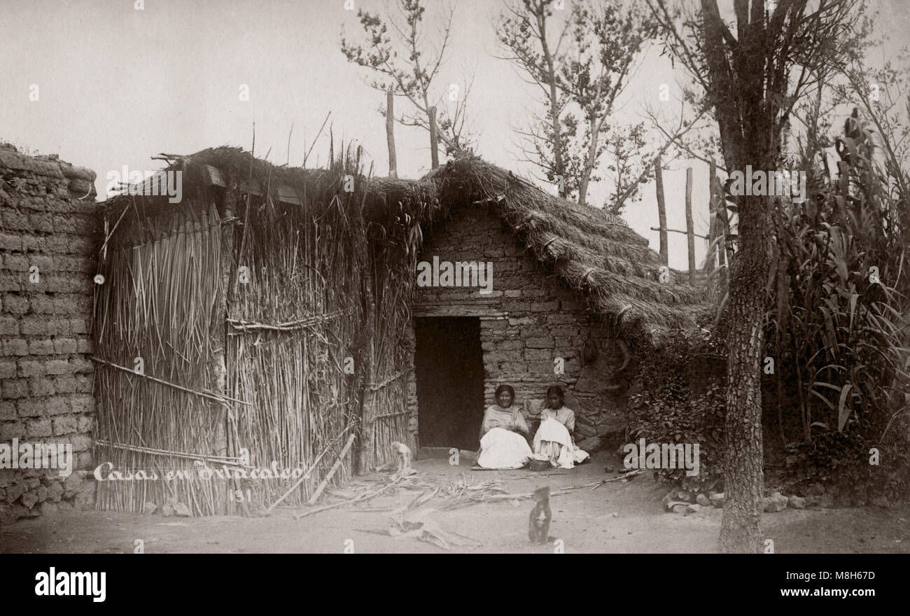 C.1880s - Messico - country house con le ragazze al di fuori Foto Stock