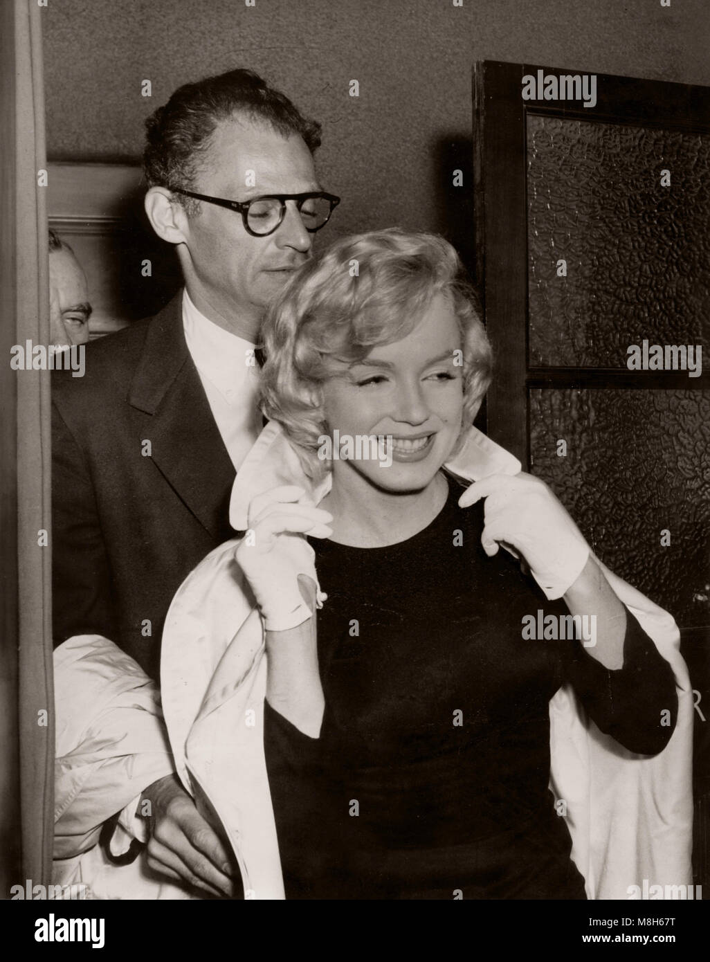 Anni Cinquanta star del cinema Marilyn Monroe (probabilmente preso in Inghilterra - con Arthur Miller Foto Stock