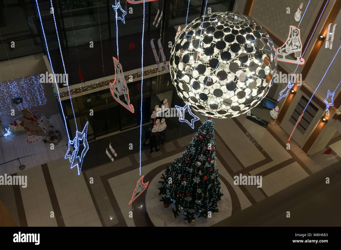 Gigantesco albero di Natale decorazioni all'interno Galeries . Foto Stock