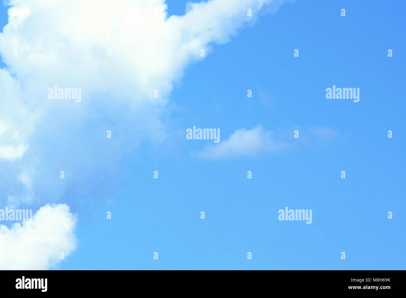 Blu Cielo e nubi sul lato sinistro . Foto Stock