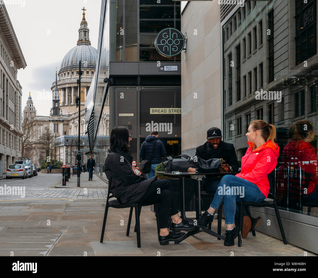 Gruppo di amici della chat in un cafe che si affaccia sulla mitica cattedrale di San Paolo a Londra, Inghilterra, Regno Unito Foto Stock