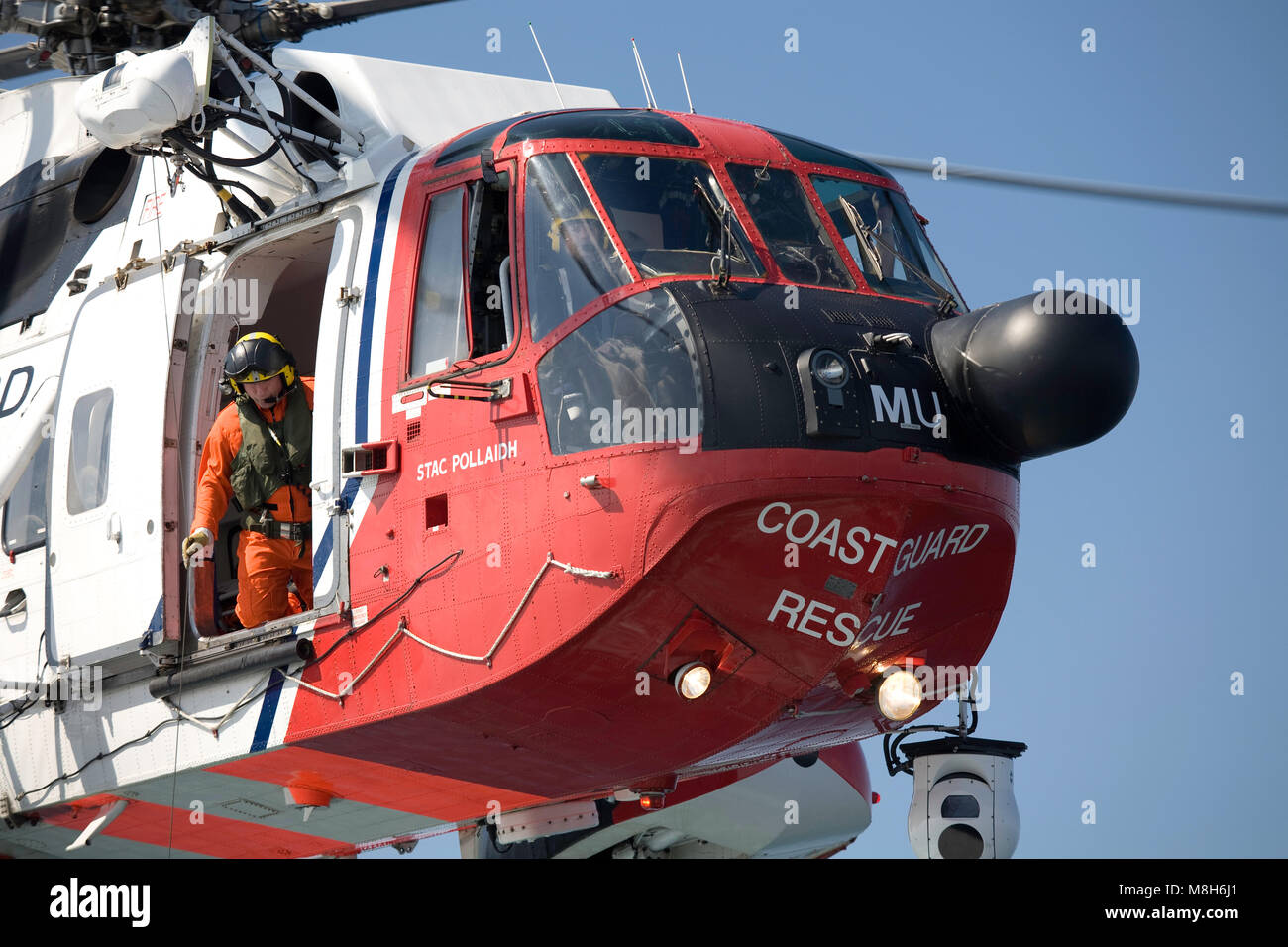 HM Guardia Costiera elicottero Sikorsky effettua una formazione in soccorso il Minch oltre il Caledonian Macbrayne Ulapool a Stornoway ferry. Foto Stock