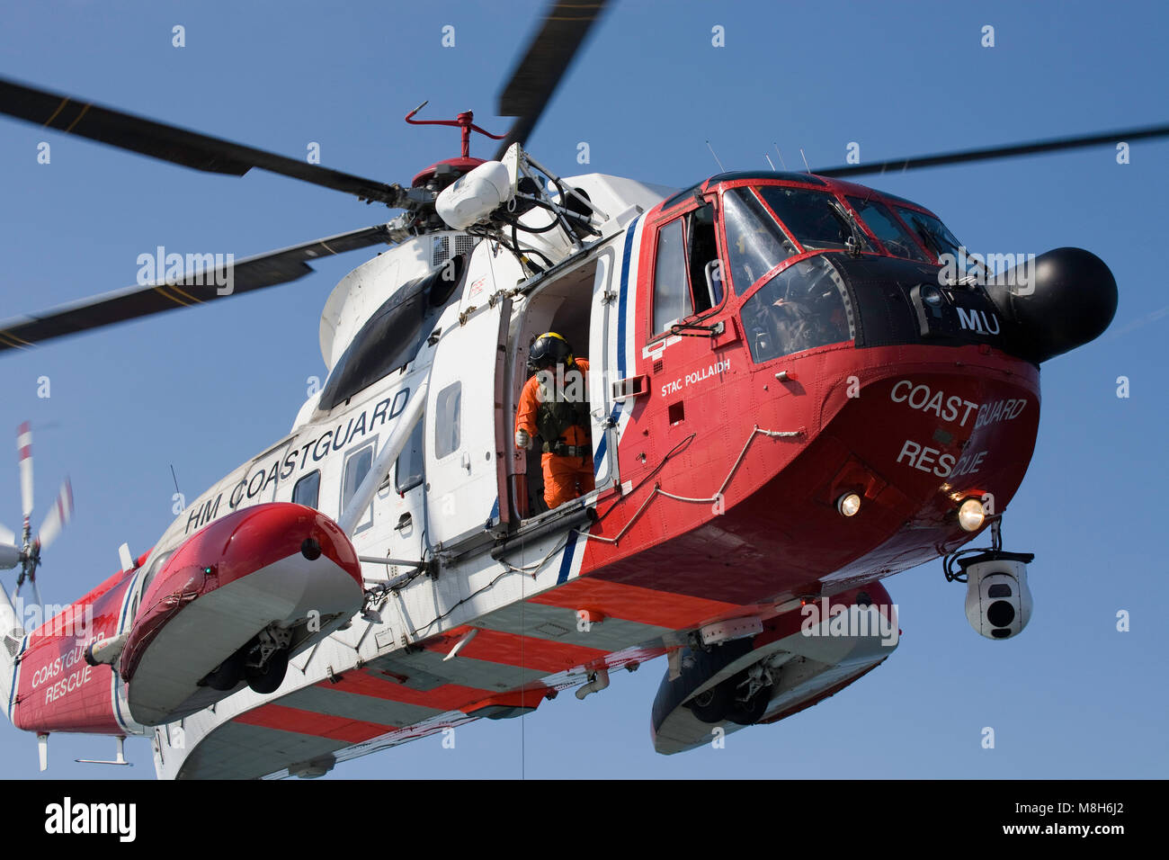 HM Guardia Costiera elicottero Sikorsky effettua una formazione in soccorso il Minch oltre il Caledonian Macbrayne Ulapool a Stornoway ferry. Foto Stock