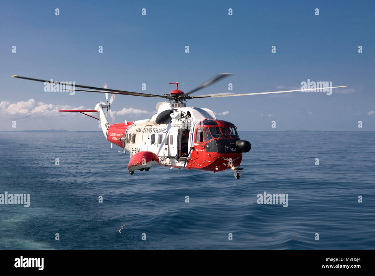 HM Guardia Costiera elicottero Sikorsky effettua una formazione in soccorso il Minch oltre il Caledonian Macbrayne Ulapool a Stornoway ferry. Foto Stock