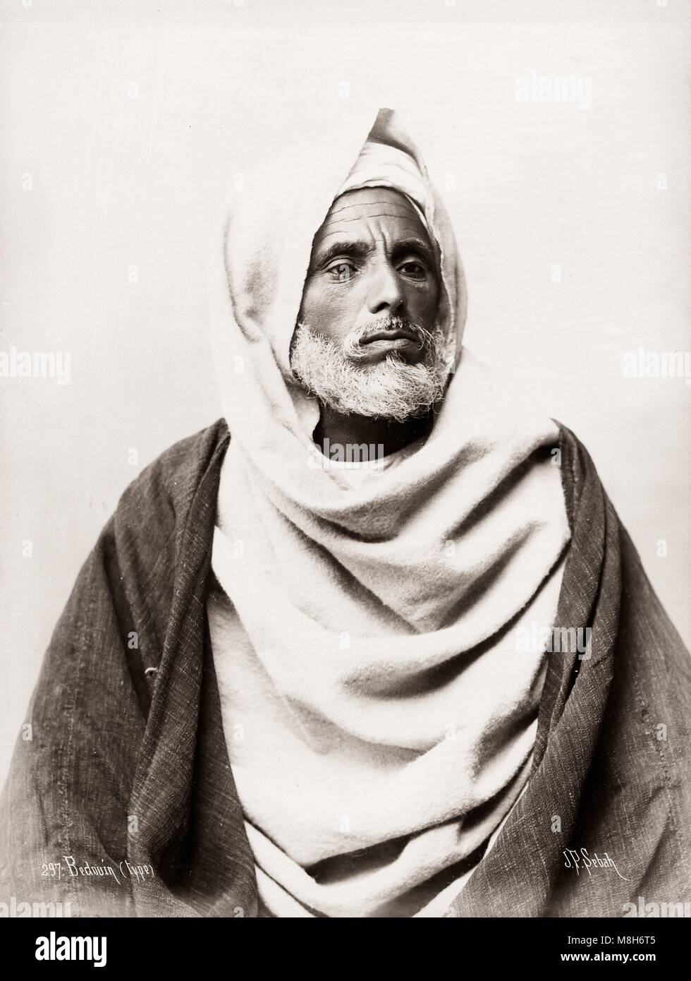 C.1890 Africa Settentrionale Egitto - uomo beduino di JP Sebah Foto stock -  Alamy