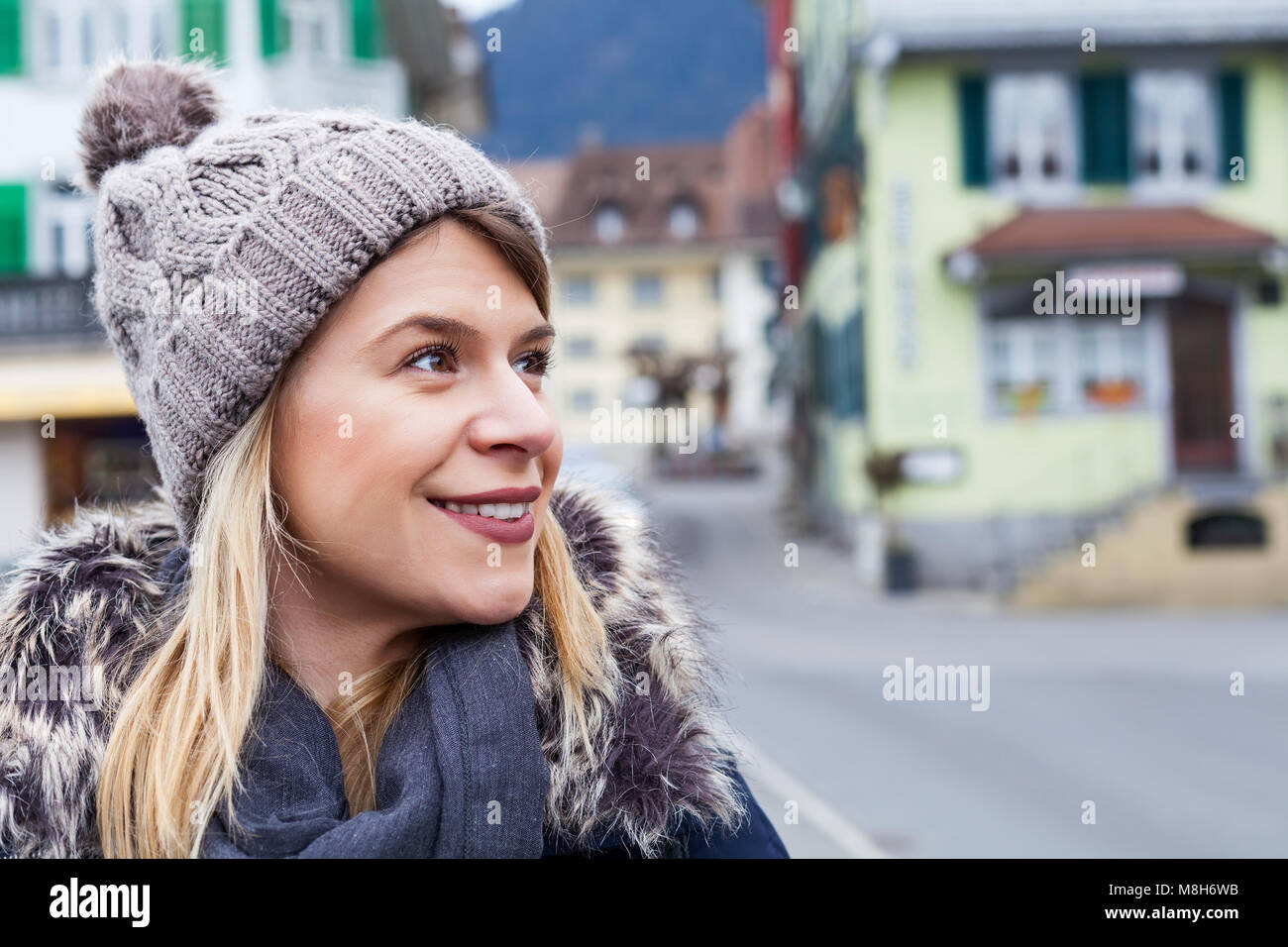 Ritratto di giovane attraente del turismo femminile in Interlaken, Svizzera - esplorando la città Foto Stock