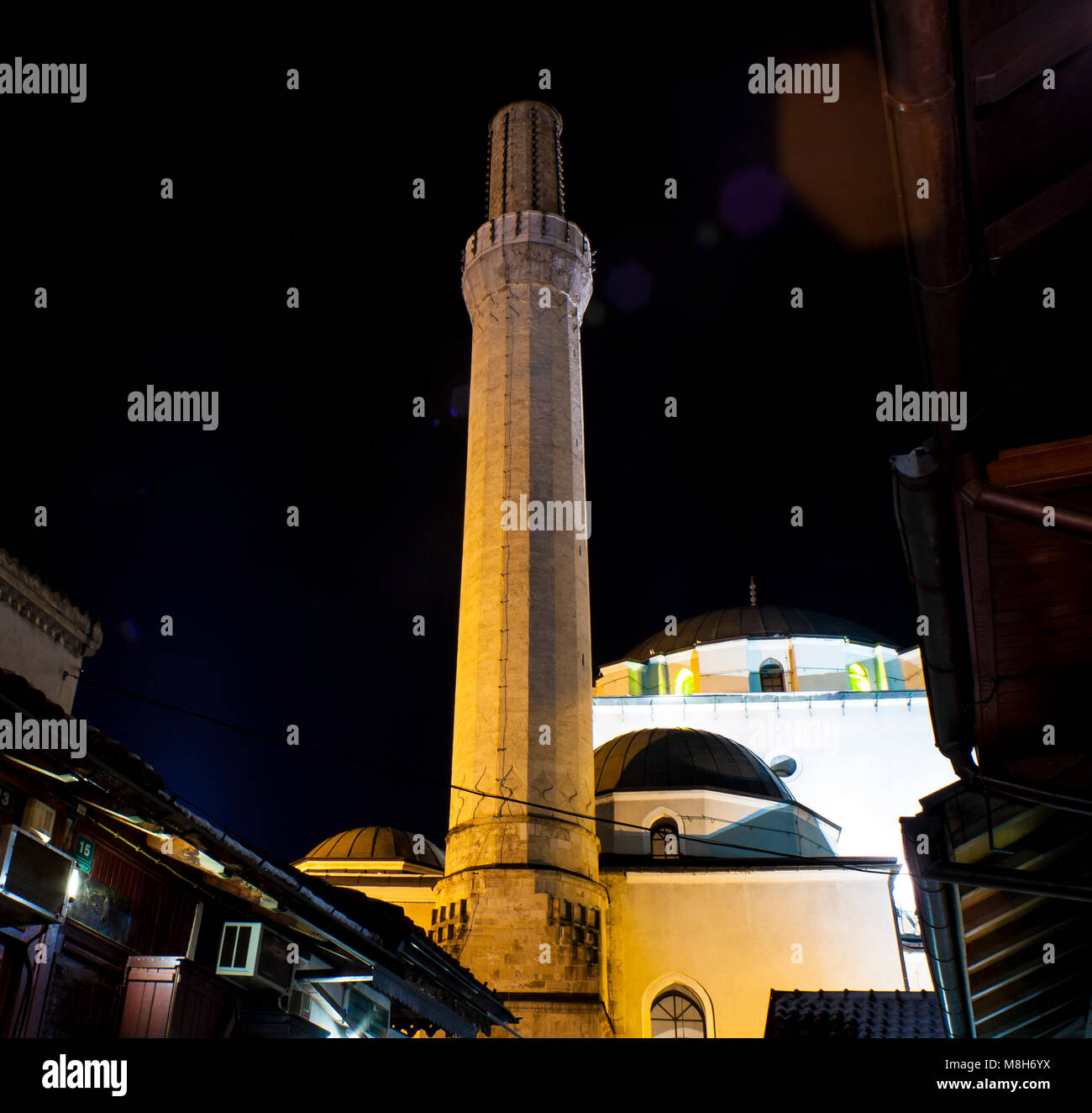 Vista notturna di Gazi Husrev-bey moschea di Sarajevo Foto Stock