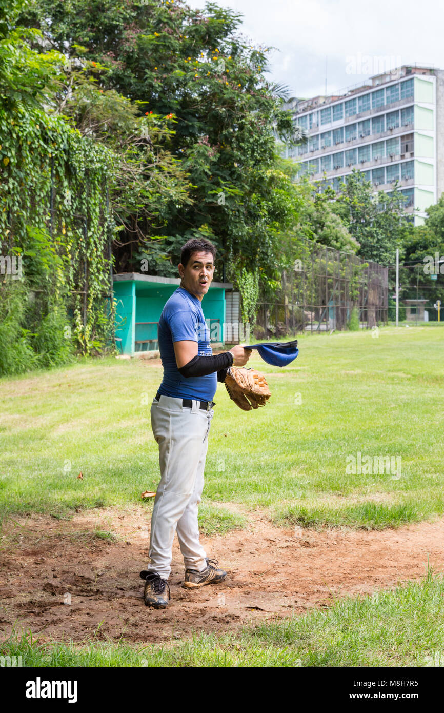 Un giocatore di baseball da Havana Industriales treni con la sua squadra su un campo di addestramento a l'Avana, Cuba Foto Stock