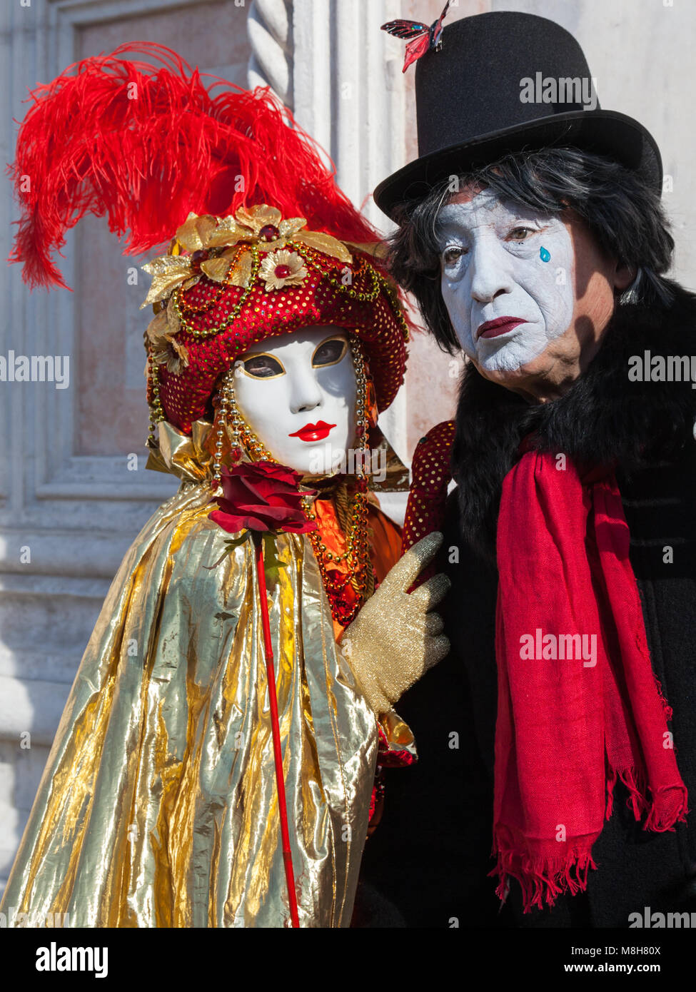 Donna e Pierrot o Pierrot clown triste in abiti e maschere fantasia, Carnevale di Venezia, Carnivale di Venezia, Veneto, Italia Foto Stock