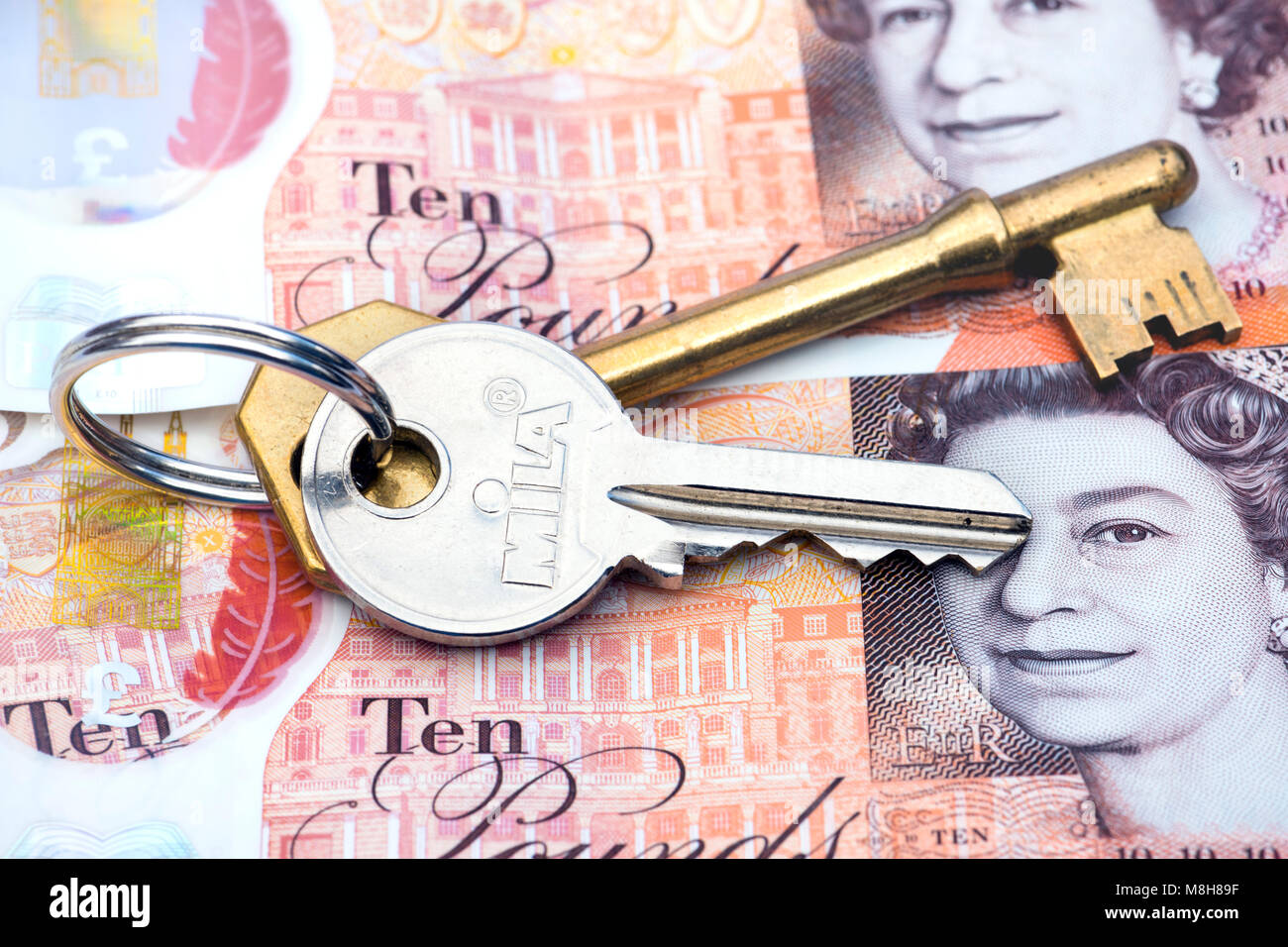 Le chiavi di casa su £10 pound note, UK. Foto Stock