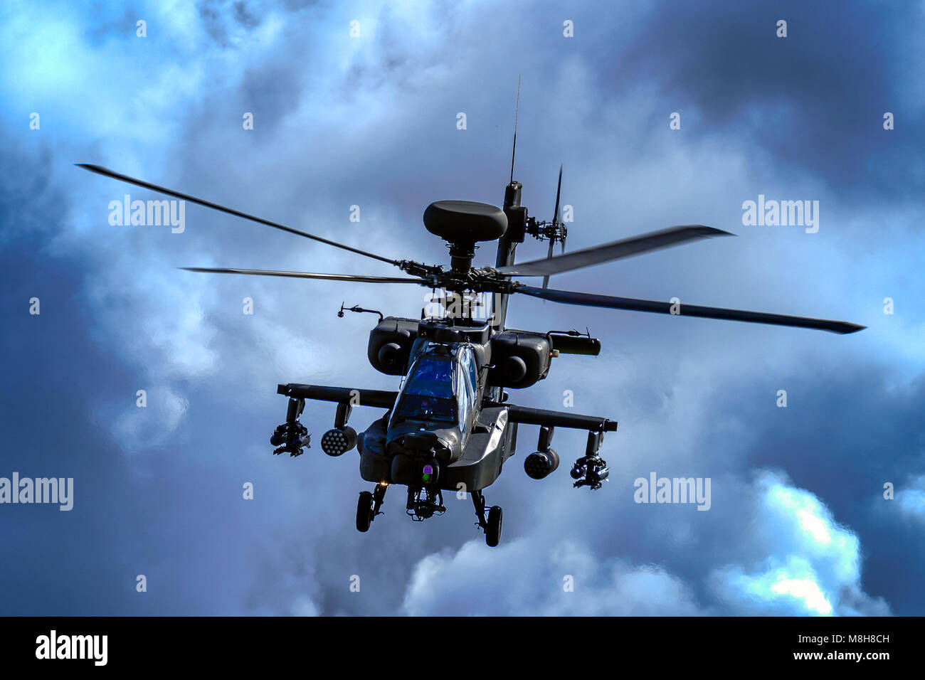 Un elicottero Apache esegue una breve serie di manovre per il principe Henry del Galles KCVO e neo laureati presso il Museo di esercito di battenti, Middle Wallop venerdì 16 marzo, 2018. Foto Stock