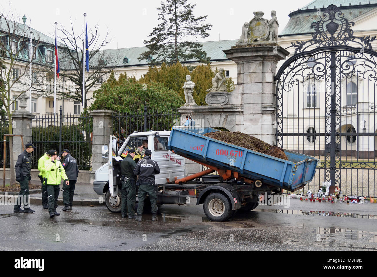Bratislava, Slovacchia. Il 16 marzo 2018. La polizia ispeziona il conducente della vettura che ha portato il carico di letame di fronte alla sede del governo Foto Stock