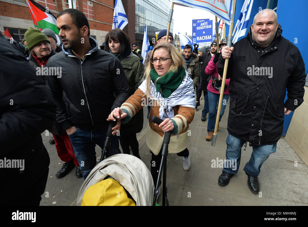 Pro-Palestinian e pro-Israeliano dimostranti marzo durante un anti-razzismo nel rally di Glasgow organizzato da Stand fino al razzismo in Scozia. Foto Stock