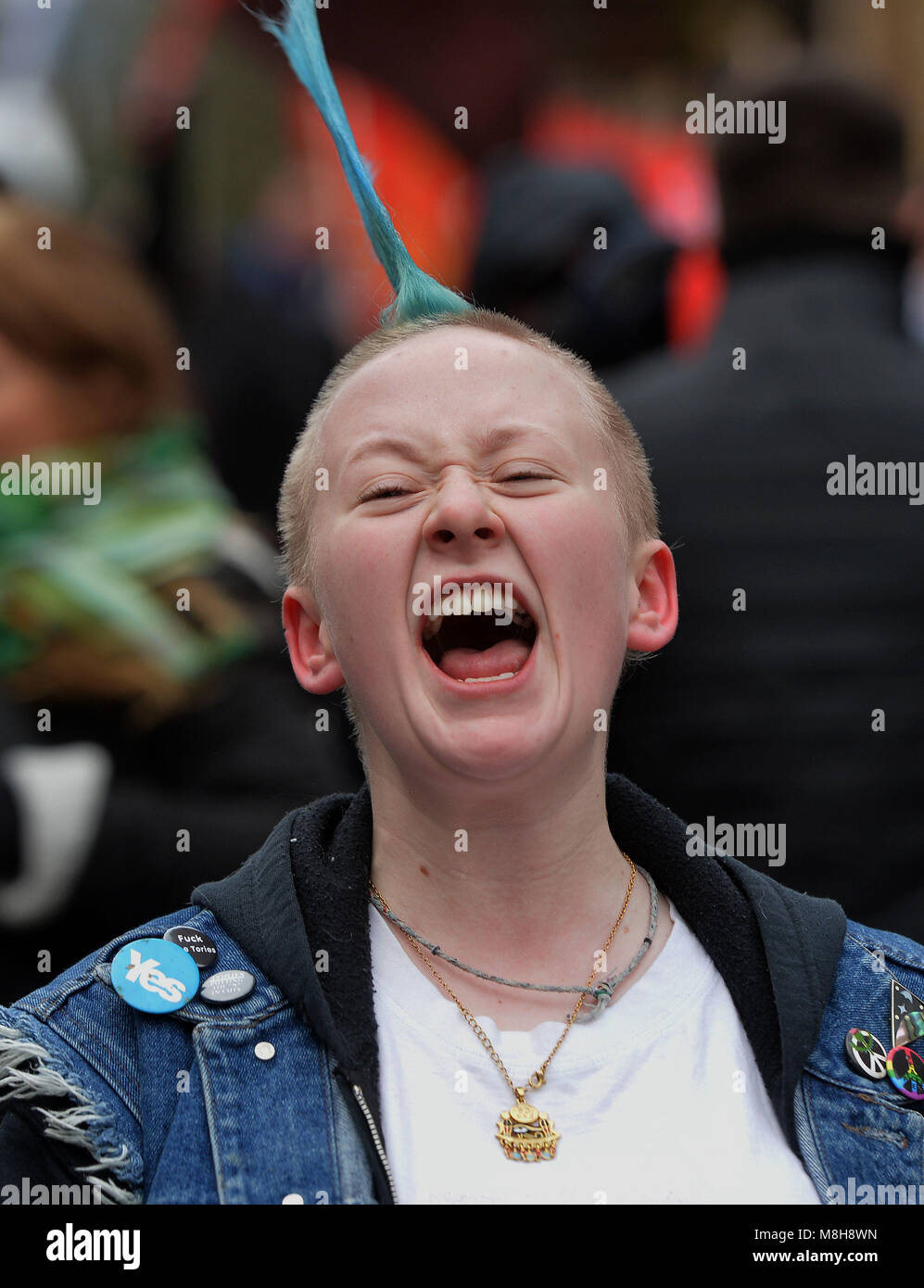 Nota del redattore la lingua di una donna con un mohicano prende parte ad un anti-razzismo nel rally di Glasgow organizzato da Stand fino al razzismo in Scozia. Foto Stock