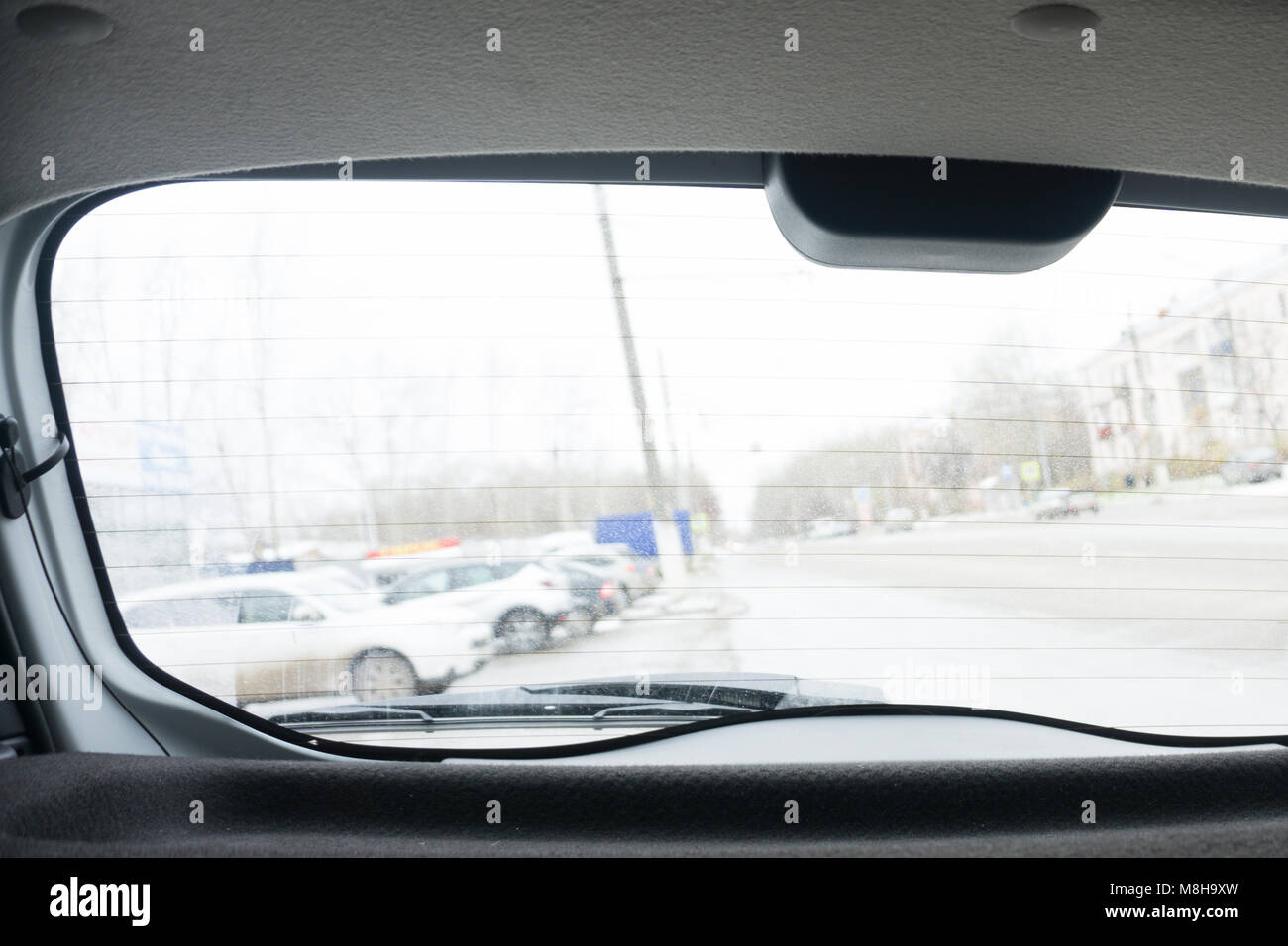 Chiusura del parabrezza posteriore braccio del tergicristallo e la spazzola su sun imbianchiti blu vintage autoveicolo . Foto Stock