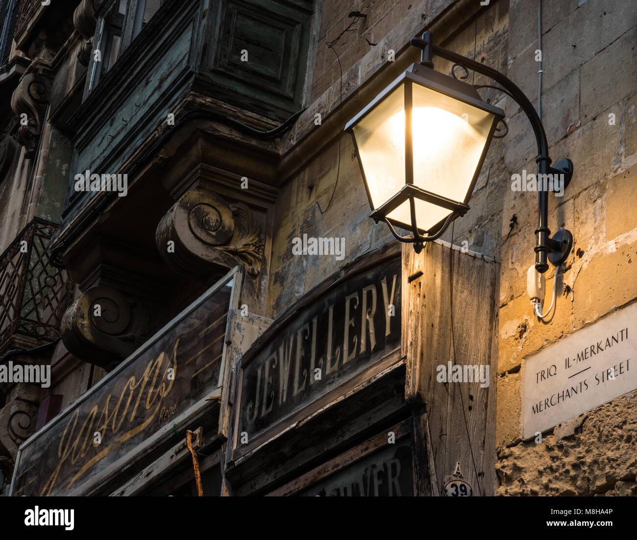Il vecchio stile lampione Valletta Malta Foto Stock
