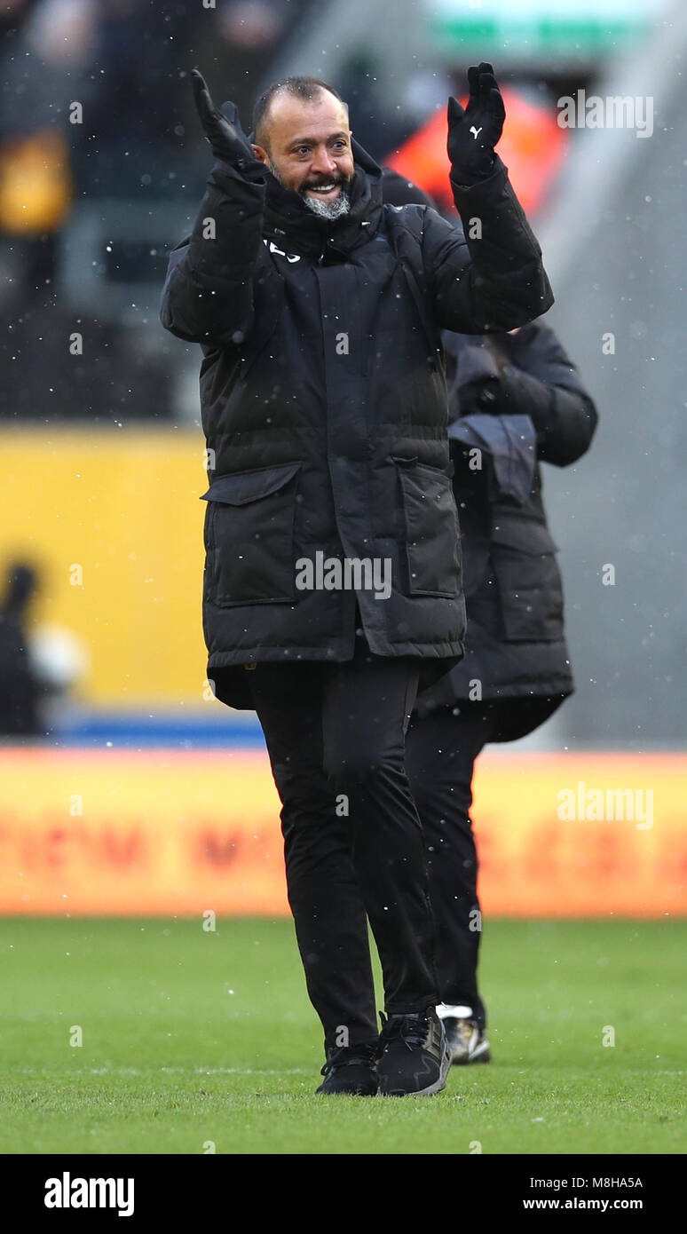 Wolverhampton Wanderers Head Coach Nuno Espirito Santo festeggia i suoi lati vincere dopo il fischio finale del Cielo scommessa match del campionato a Molineux, Wolverhampton. Foto Stock