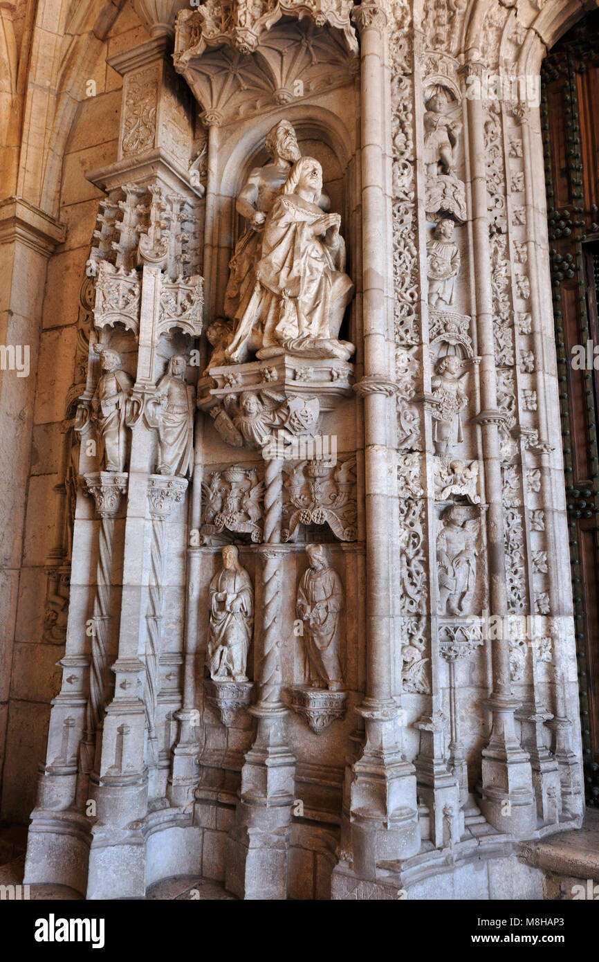 Particolare del portale della chiesa di Santa Maria de Belém chiesa, Mosteiro dos Jerónimos (Monastero dos Jerónimos), un sito Patrimonio Mondiale dell'Unesco. Lisbona, Portogallo Foto Stock