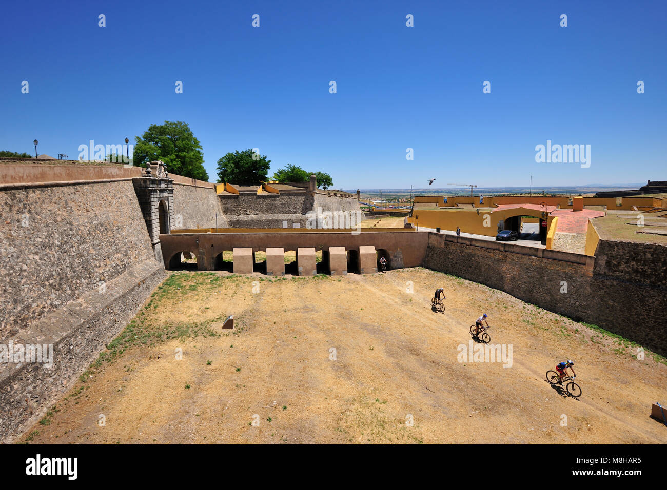Olivença Gate, uno degli ingressi del XVII secolo per andare ad Elvas. Questi bastioni circondano tutta la città, rendendoli più grandi fortif artiglieria Foto Stock