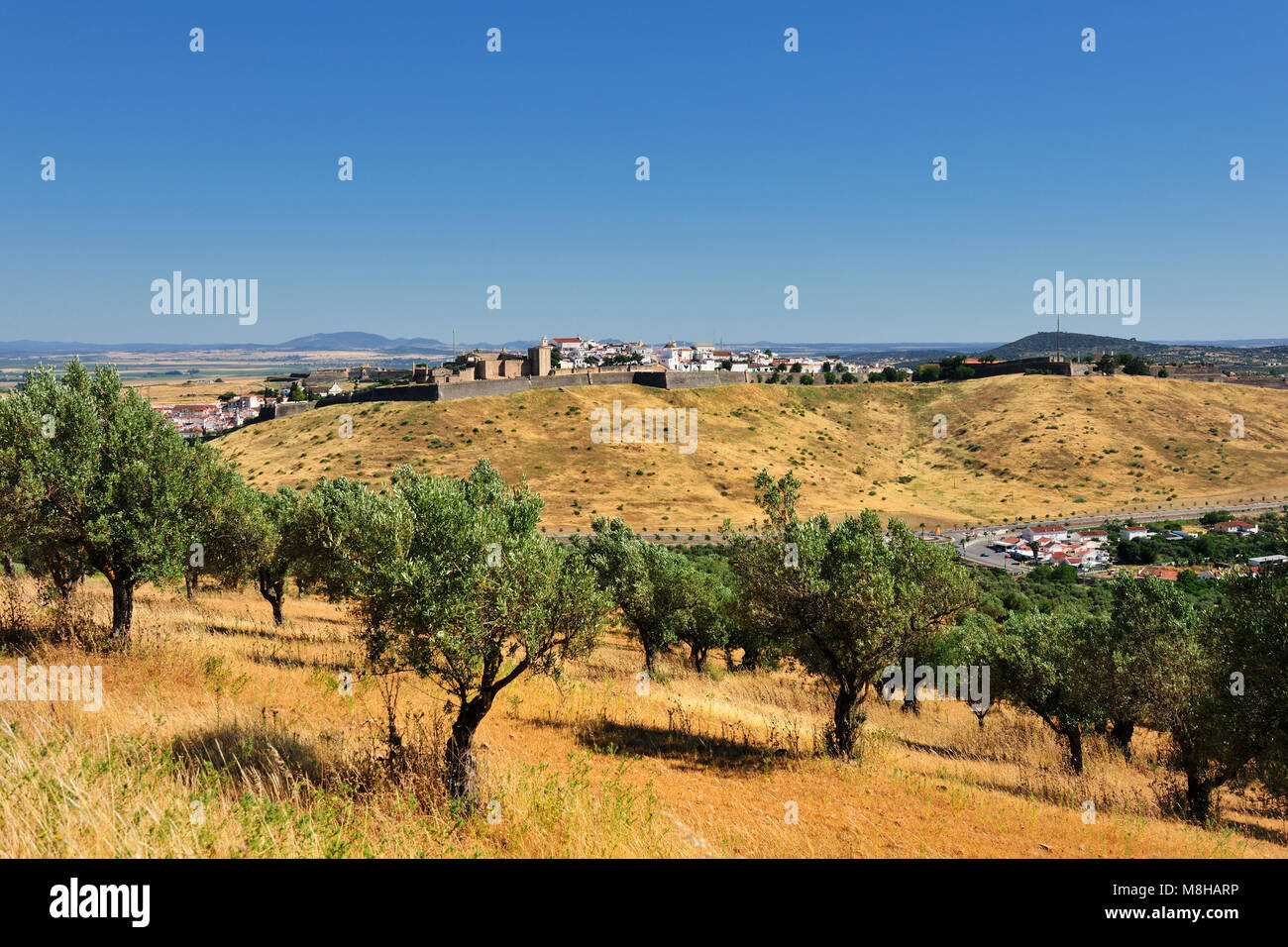 La città di Elvas. Questi bastioni circondano tutta la città, rendendo loro la più grande fortificazione di artiglieria del mondo. Un sito Patrimonio Mondiale dell'Unesco in Foto Stock