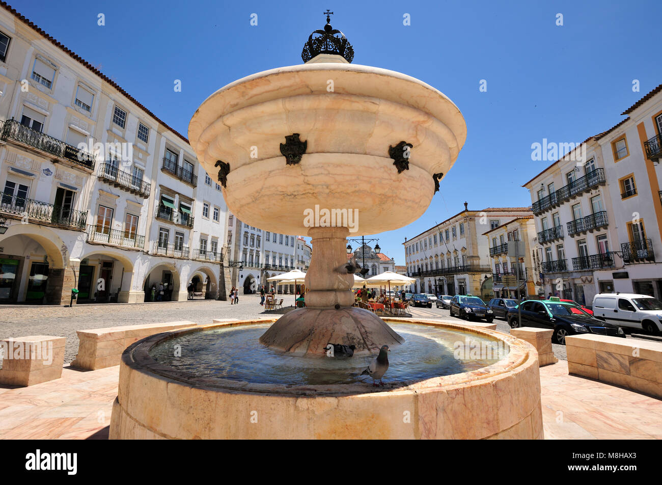 Bianco fontana in marmo che risale al XVI secolo. Praca do Giraldo, un sito Patrimonio Mondiale dell'Unesco. Evora, Portogallo Foto Stock