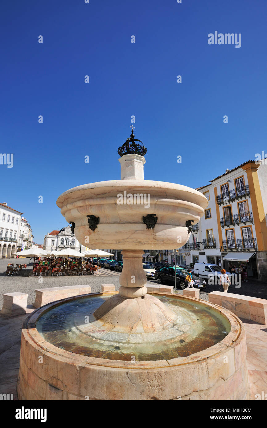 Bianco fontana in marmo che risale al XVI secolo. Praca do Giraldo, un sito Patrimonio Mondiale dell'Unesco. Evora, Portogallo Foto Stock