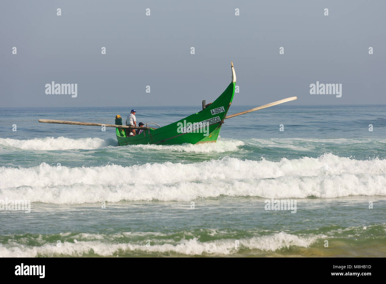 Barca da pesca di ritornare con le reti. Areao beach. Vagos, Portogallo Foto Stock