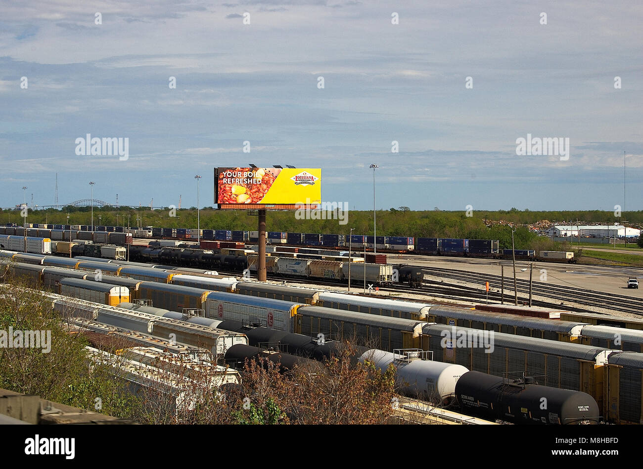 Treni nel cantiere ferroviario lungo tracce multiple Foto Stock