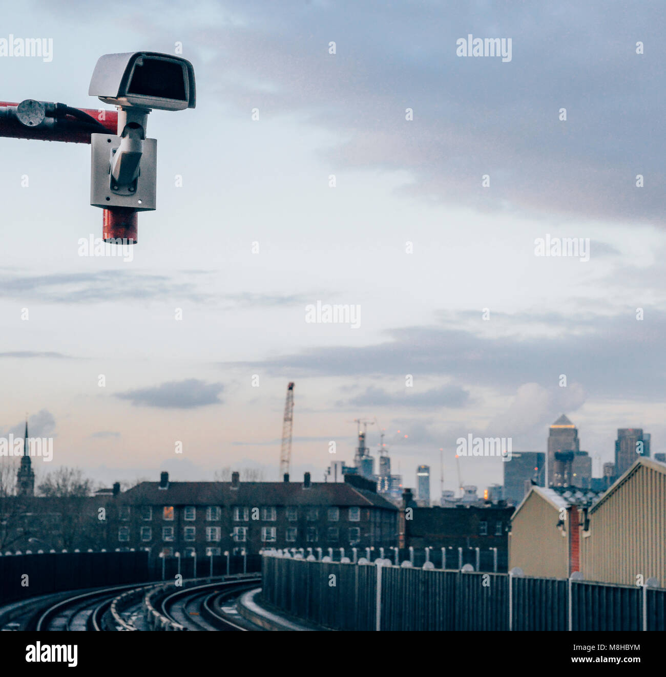 Telecamera TVCC con Canary Wharf, Londra, Inghilterra, Regno Unito in background - dystopian tema Foto Stock