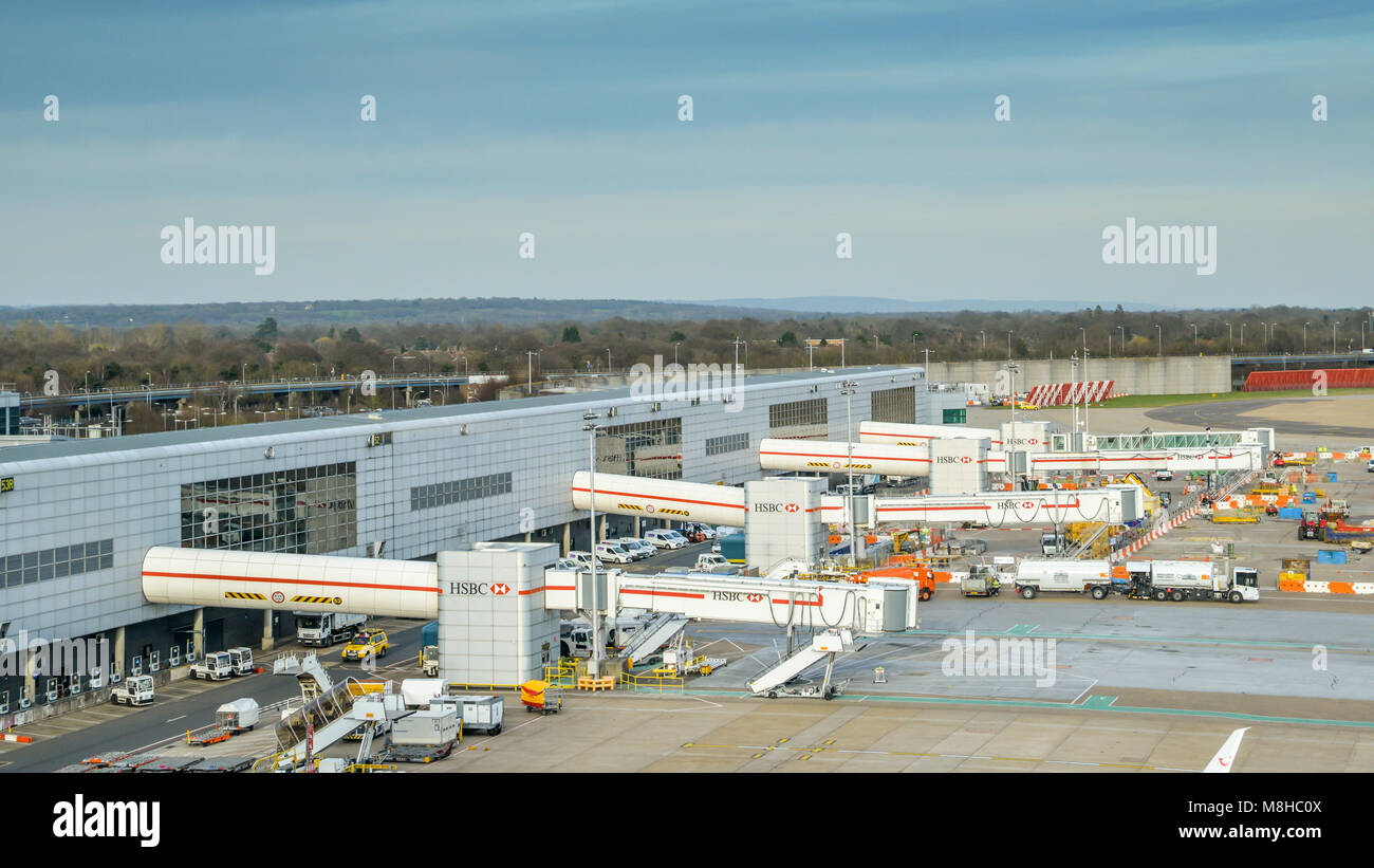 In aereo i connettori a ponte a Londra Gatwick North Terminal, sponsorizzato da HSBC Foto Stock