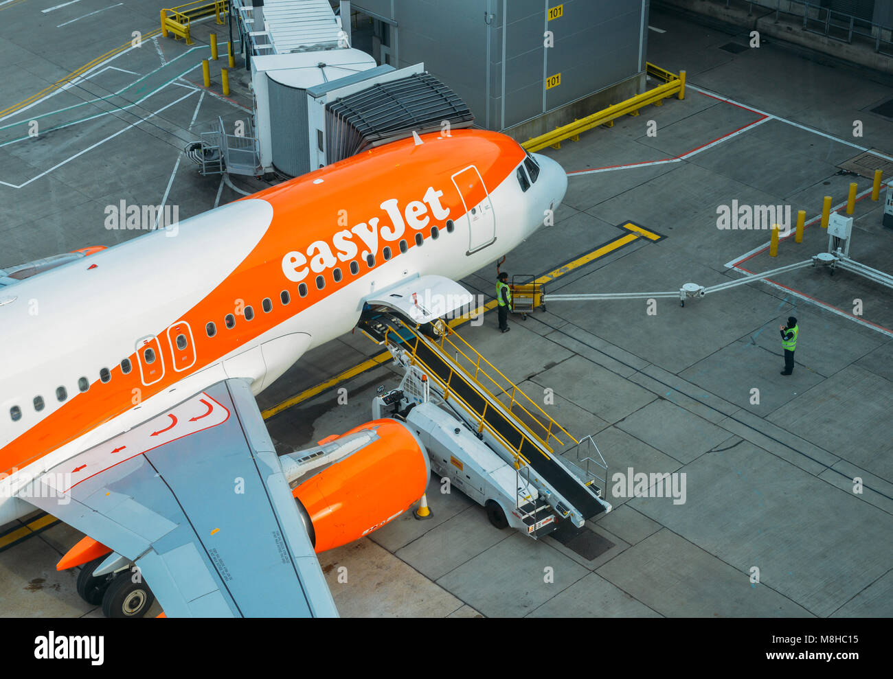 Airbus A320 aereo easyJet su asfalto a Londra Gatwick North Terminal Foto Stock
