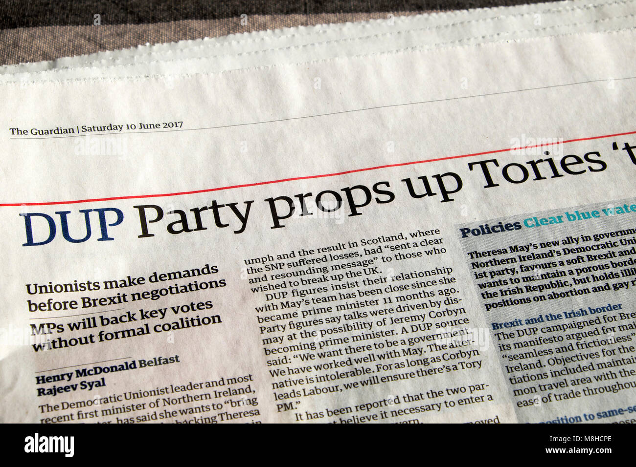 "UP partito puntelli fino Tories 'per portare stabilità' ' quotidiano Guardian headline articolo il 10 giugno 2017 Londra Inghilterra REGNO UNITO Foto Stock
