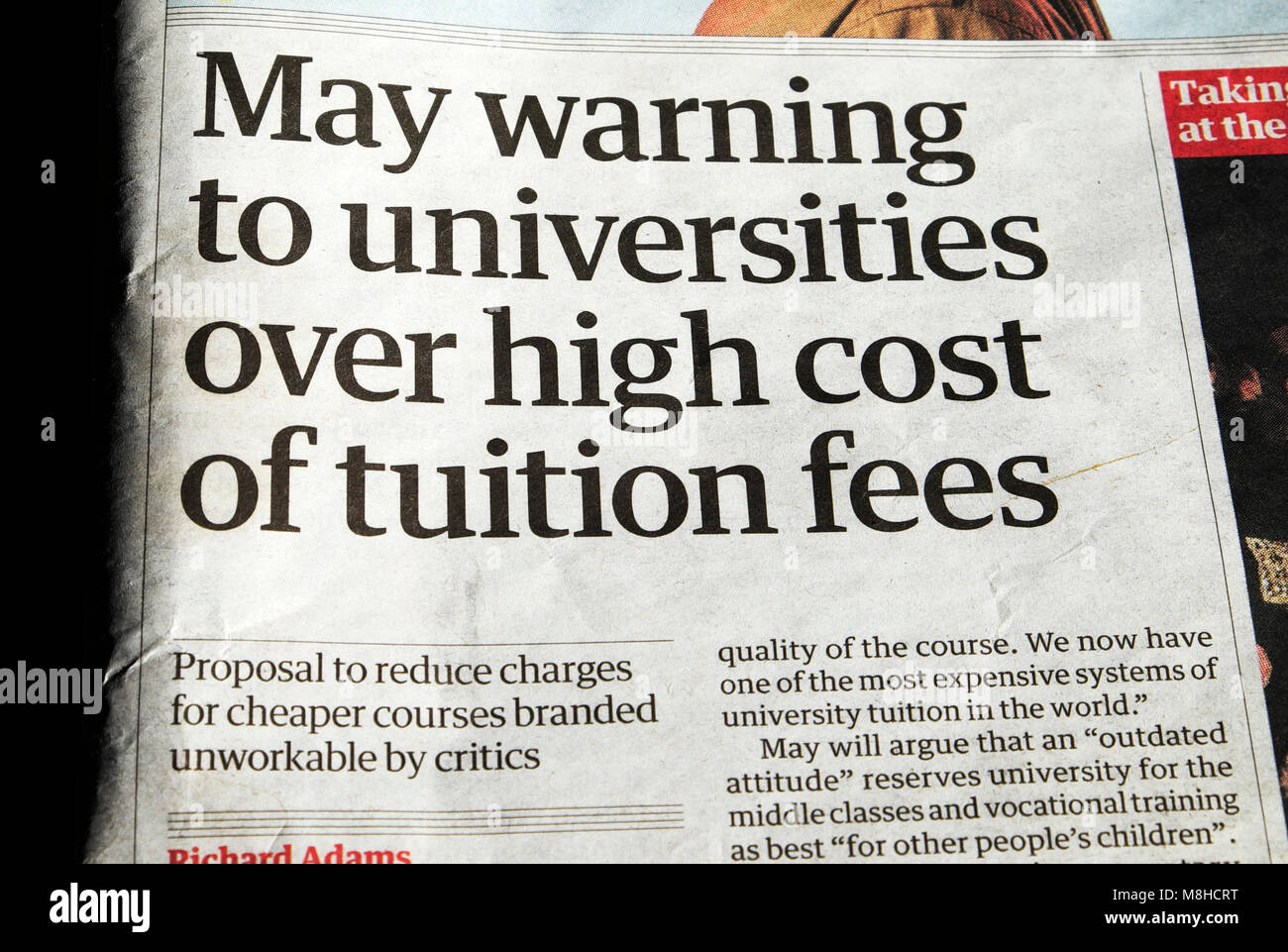 Quotidiano Guardian istruzione articolo 'May attenzione alle università oltre il costo elevato delle tasse di iscrizione" 19 febbraio 2018 in Londra England Regno Unito Foto Stock