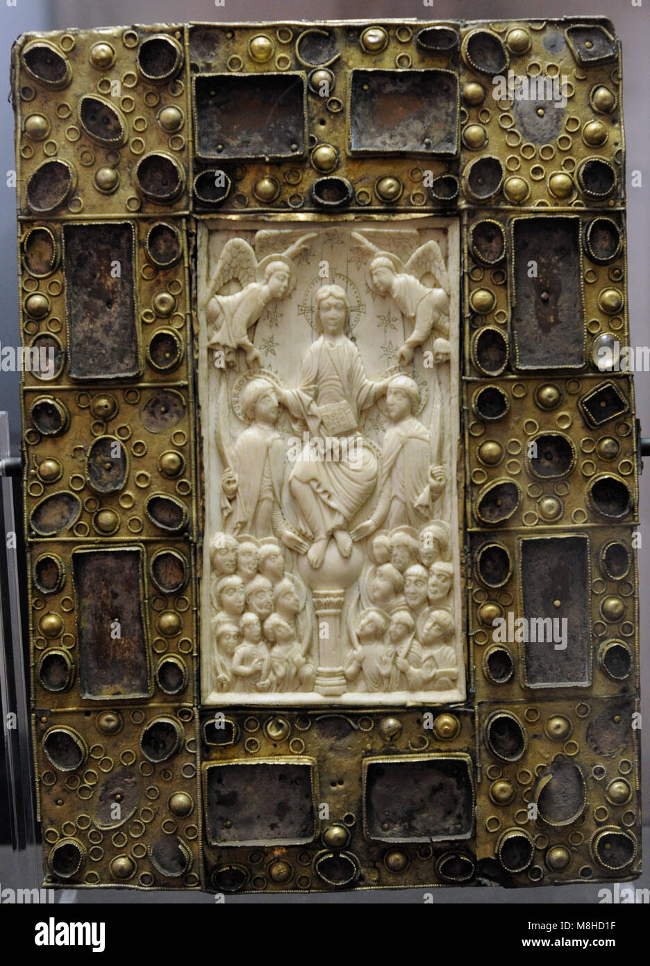 Gereon e Viktor pannello. Anteriore: Cristo come il dominatore del mondo con i martiri di San Gereon e San Viktor e ulteriore santi della legione tebana. Colonia, c. 1000. Germania. L'avorio in un ex gem costellata la copertina del libro dal XII secolo. Museo Schnütgen. Colonia, Germania. Foto Stock