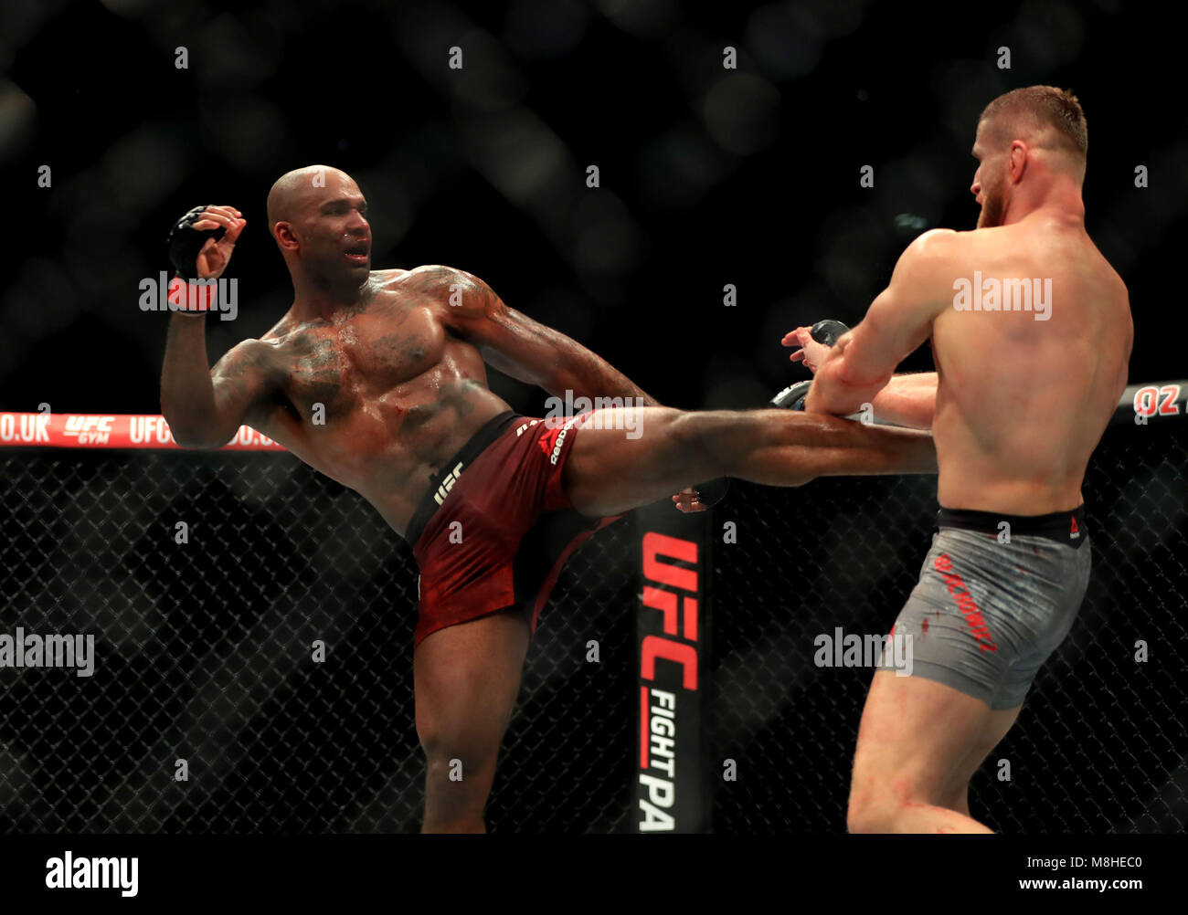 Jimi Manuwa (sinistra) in azione contro Jan Blachowicz durante i loro Pesi Mediomassimi lotta all'O2 Arena, Londra. Foto Stock