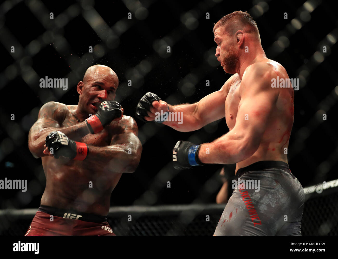 Jimi Manuwa (sinistra) in azione contro Jan Blachowicz durante i loro Pesi Mediomassimi lotta all'O2 Arena, Londra. Foto Stock