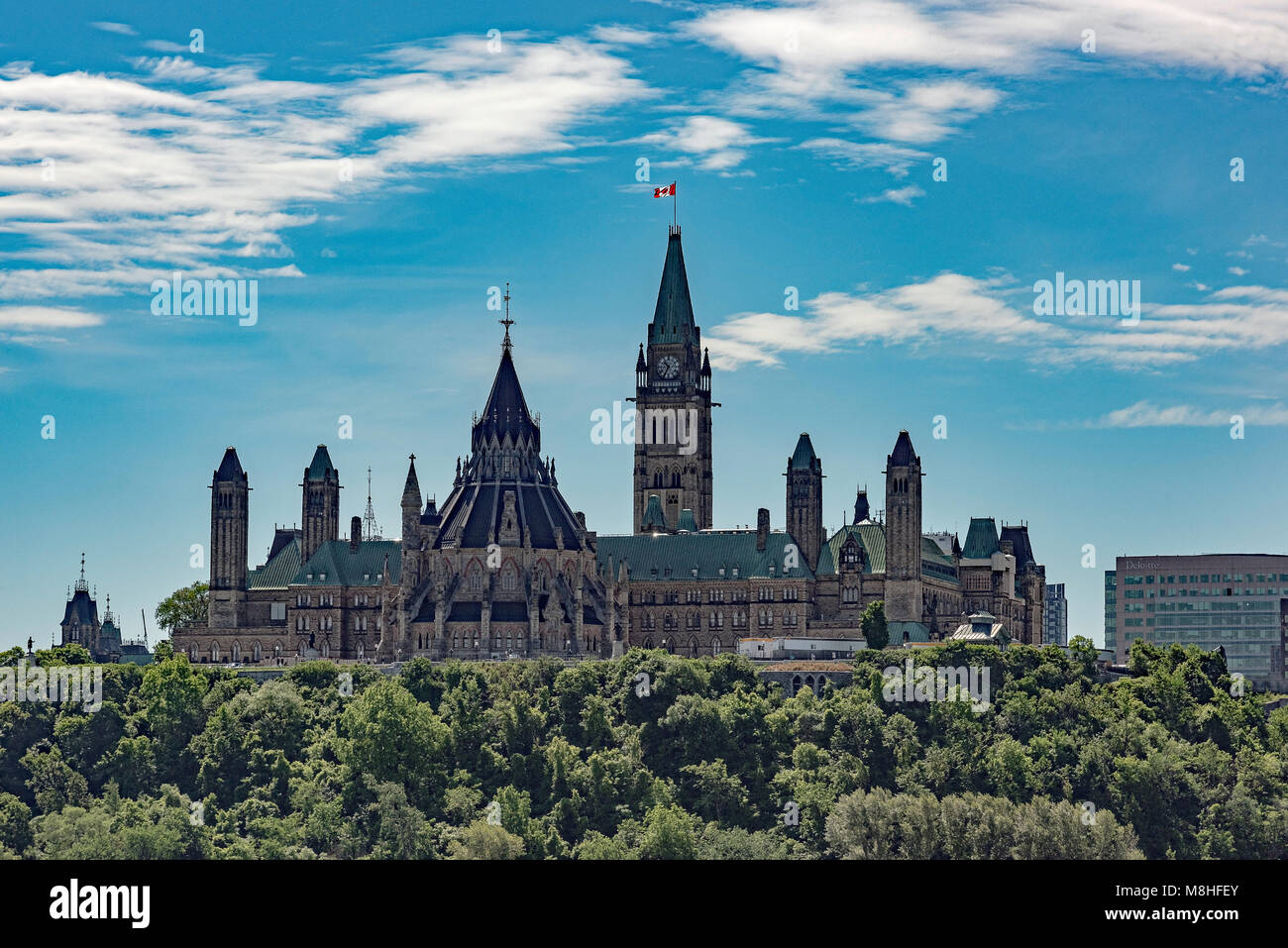 Canadian agli edifici del Parlamento a Ottawa, Ontario presi da tutto il Rideau River di Hull, in Quebec. Foto Stock