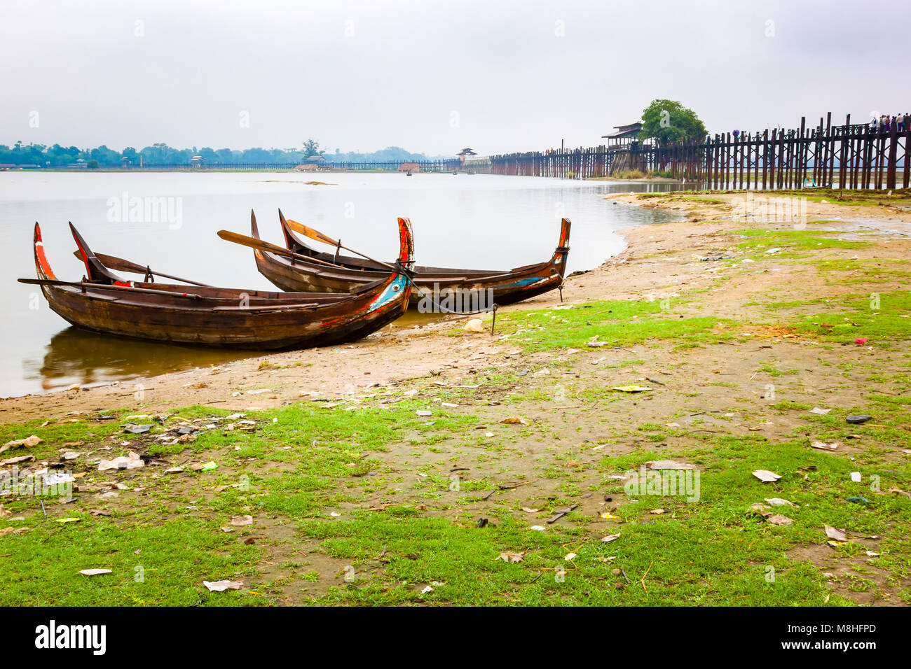 Barche in legno presso il famoso Ponte Ubeng a Mandalay, Myanmar Foto Stock