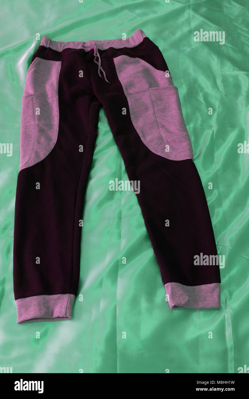 Nero pantaloni leggings isolati su sfondo bianco Foto Stock