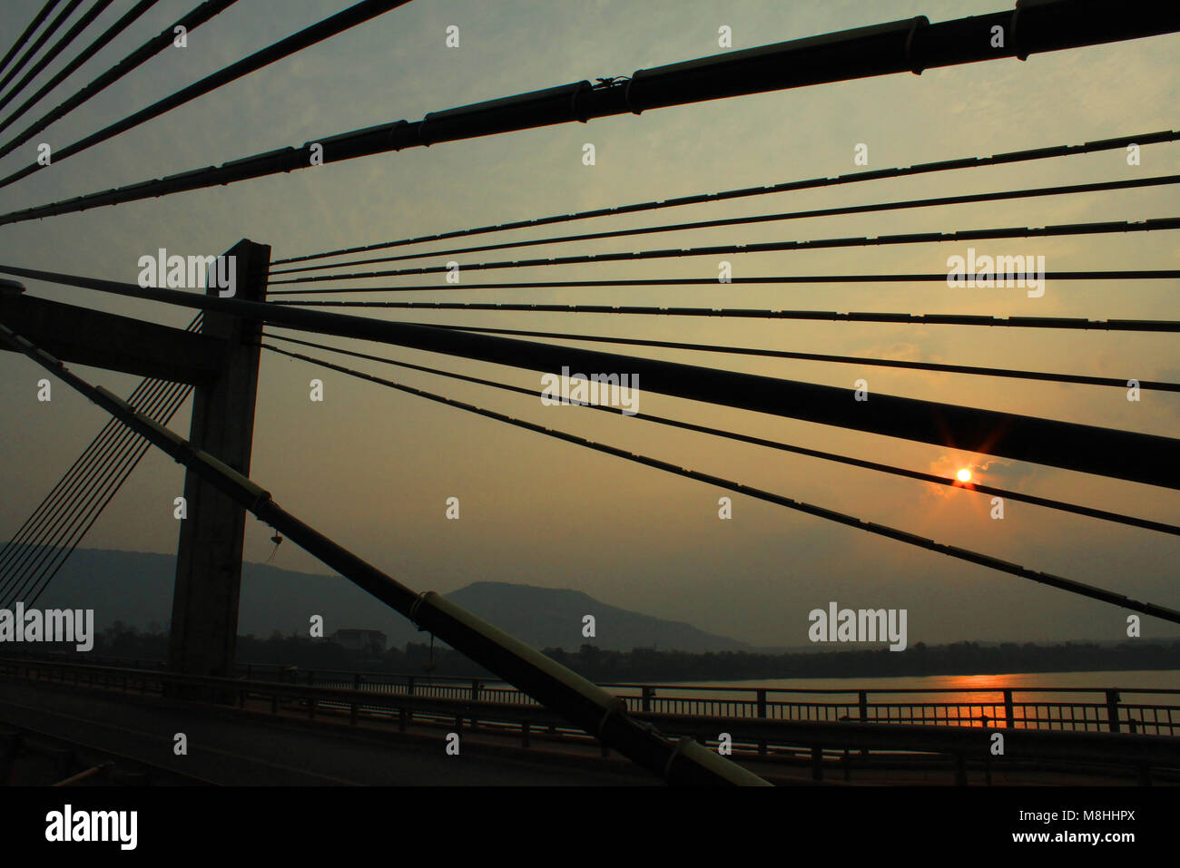 Abstract la silhouette del sorgere del sole al mattino con la giapponese - Laos ponte a Paksa distretto, Jampassak provincia, Repubblica democratica popolare del Laos. Foto Stock