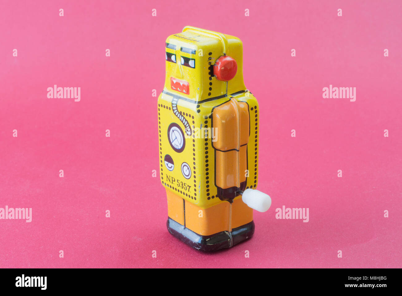 Piccolo robot giocattolo meccanico giallo Foto Stock