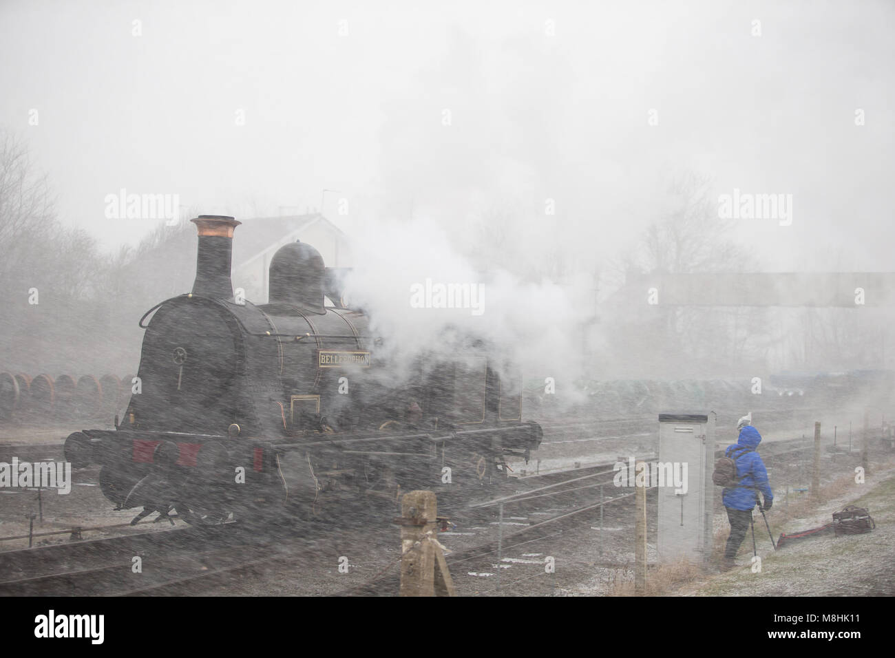Kidderminster, Regno Unito. 17 Marzo 2018. Tempo nel Regno Unito: Mentre la Severn Valley Railway celebra il successo del "weekend di gala della pring", gli appassionati di treni di tutte le età sperimentano condizioni di bizzard temporanee durante tutto il giorno. Nonostante i forti venti freddi e amaramente freddi che portano ad un significativo vento freddo, nulla impedisce a questi appassionati di godersi le locomotive a vapore d'epoca. Credit: Lee Hudson/Alamy Live News Foto Stock