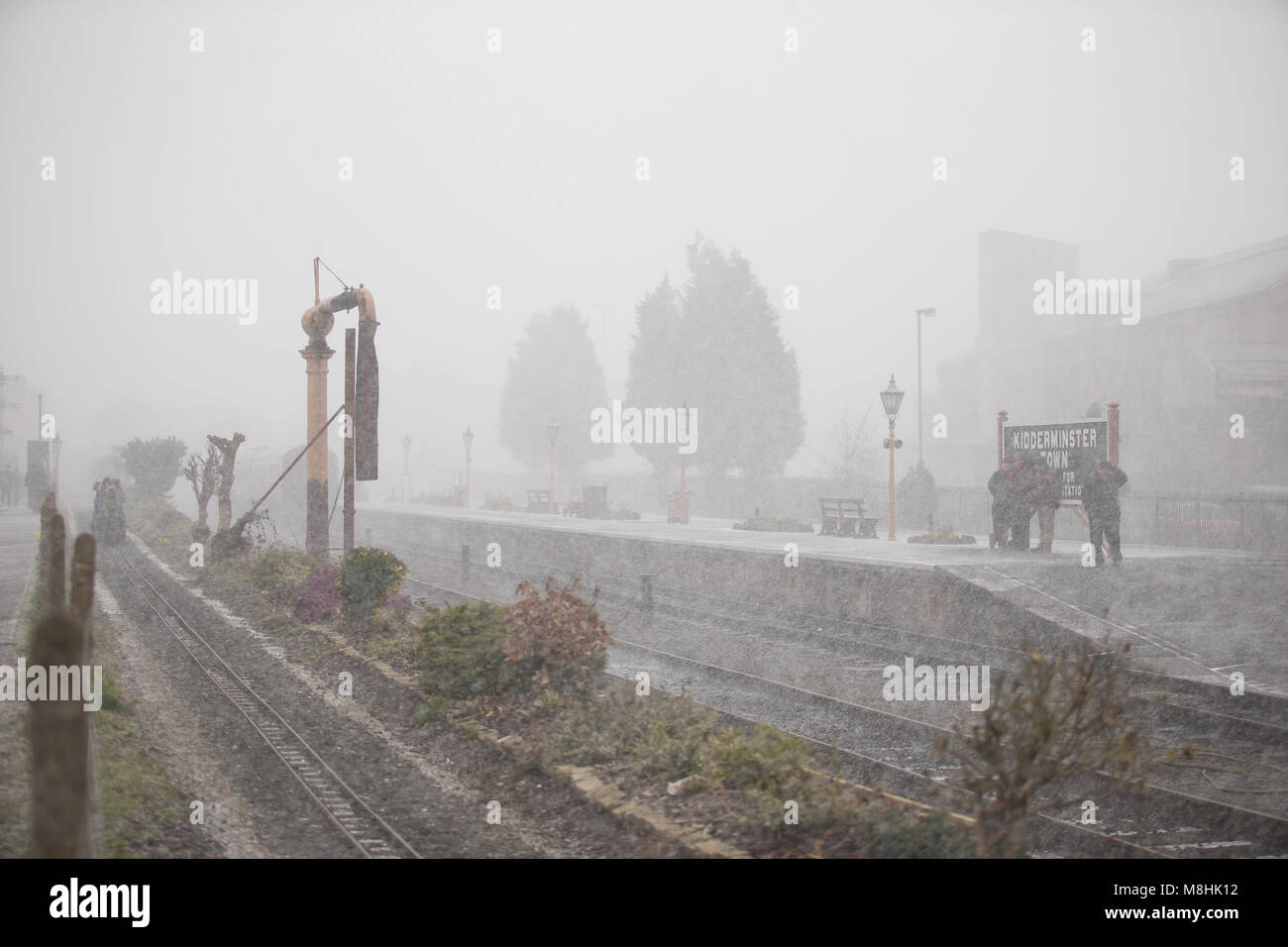 Kidderminster, Regno Unito. 17 marzo 2018. Tempo nel Regno Unito: Mentre la Severn Valley Railway celebra il successo del "weekend di gala della pring", gli appassionati di treni di tutte le età sperimentano condizioni di bizzard temporanee per tutto il giorno. Nonostante il forte e amaramente freddo, venti ad est che portano ad un significativo vento freddo, nulla impedisce agli appassionati di vapore di godere di queste magnifiche macchine. Credit: Lee Hudson/Alamy Live News Foto Stock