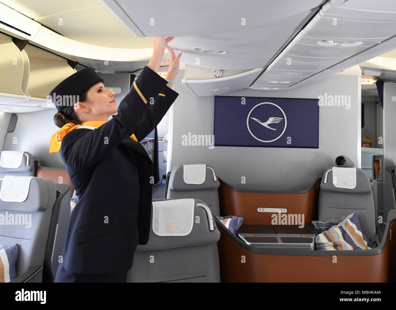 Francoforte sul Meno, Germania. Xiv Mar, 2018. 14 marzo 2018, Germania, Francoforte: assistente di volo Natalie Reis prepara nella sezione business class per l imbarco a bordo di un Boeing 747-800 aeromobili del vettore tedesco Lufthansa Credito: Arne Dedert/dpa/Alamy Live News Foto Stock