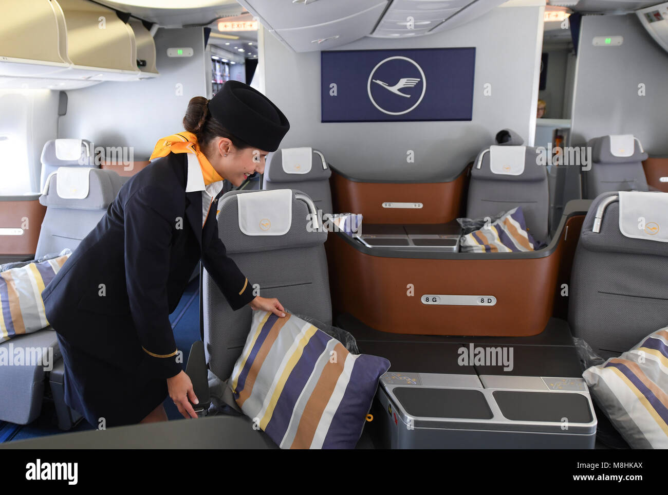Francoforte sul Meno, Germania. Xiv Mar, 2018. 14 marzo 2018, Germania, Francoforte: assistente di volo Natalie Reis prepara nella sezione business class per l imbarco a bordo di un Boeing 747-800 aeromobili del vettore tedesco Lufthansa Credito: Arne Dedert/dpa/Alamy Live News Foto Stock