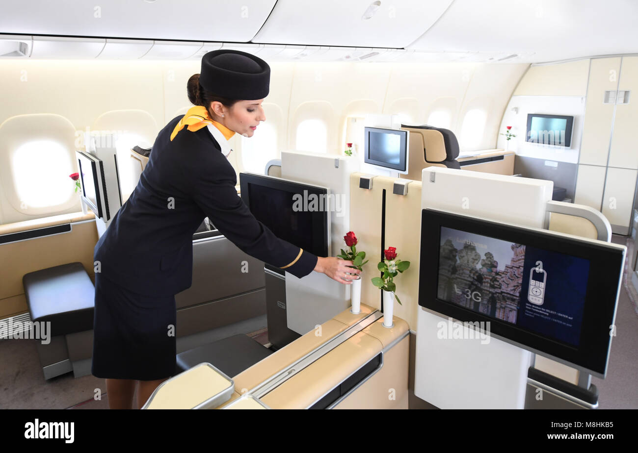 Francoforte sul Meno, Germania. Xiv Mar, 2018. 14 marzo 2018, Germania, Francoforte: assistente di volo Natalie Reis prepara nella sezione business class per l imbarco a bordo di un Boeing 747-800 aeromobili del vettore tedesco Lufthansa Credito: Arne Dedert/dpa/Alamy Live News Foto Stock