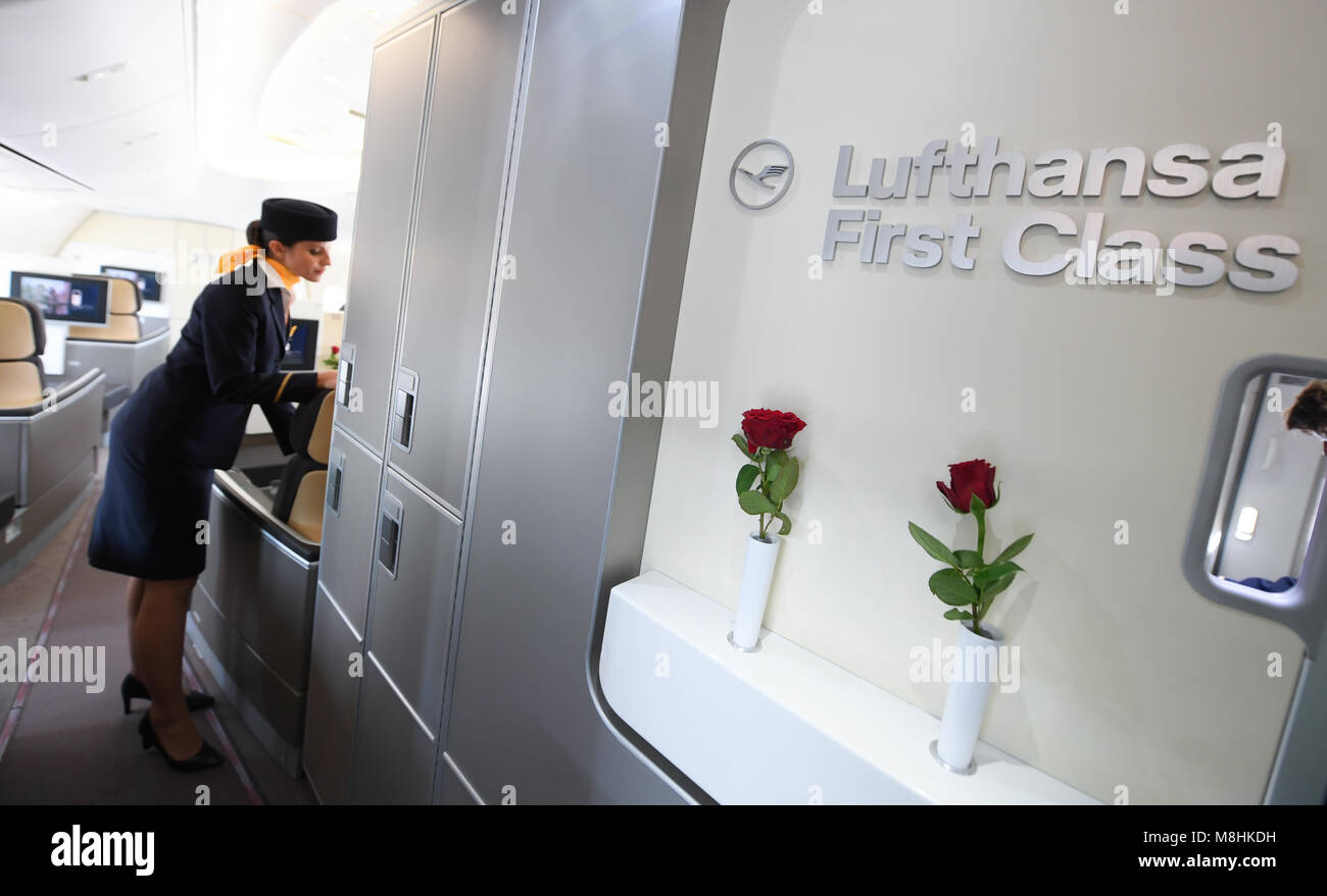 Francoforte sul Meno, Germania. Xiv Mar, 2018. 14 marzo 2018, Germania, Francoforte: assistente di volo Natalie Reis prepara la prima sezione di classe per l'imbarco a bordo di un Boeing 747-800 aeromobili del vettore tedesco Lufthansa Credito: Arne Dedert/dpa/Alamy Live News Foto Stock