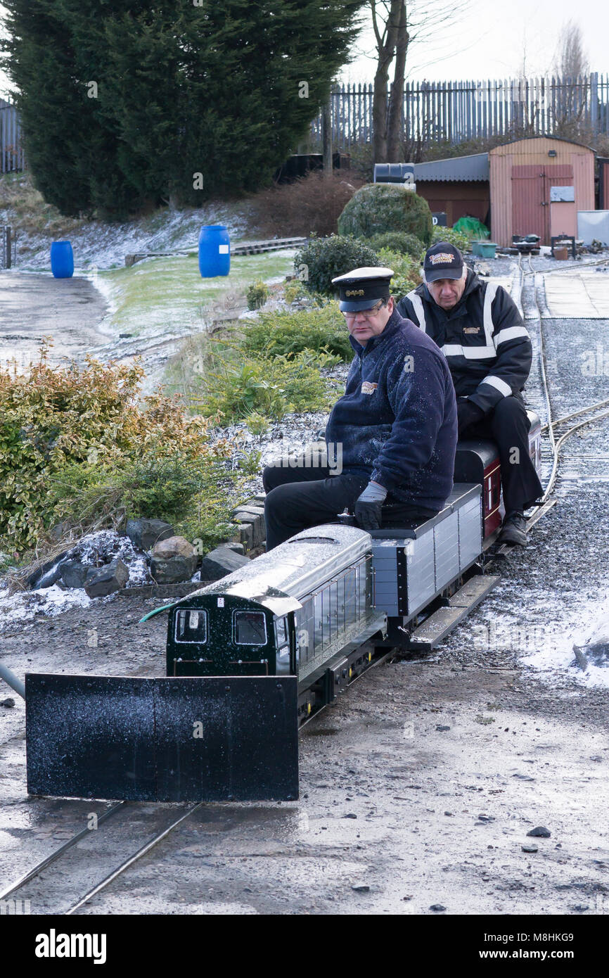 Kidderminster, Regno Unito. 17 marzo 2018. Tempo nel Regno Unito: Mentre la Severn Valley Railway celebra il successo del "weekend di gala della pring", gli appassionati di treni di tutte le età sperimentano condizioni di bizzard temporanee per tutto il giorno. Nonostante il forte e amaramente freddo, venti ad est che portano ad un significativo vento freddo, nulla impedisce agli appassionati di vapore di godere di queste magnifiche macchine. Credit: Lee Hudson/Alamy Live News Foto Stock